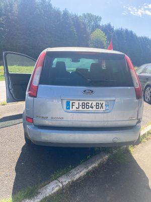 une voiture argentée garée sur le bord de la route