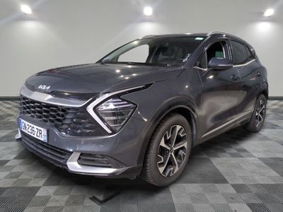 Le nouveau SUV Ford Kuga est exposé dans un showroom.