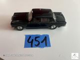 une petite voiture noire posée sur une table, avec une étiquette de prix