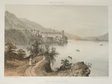 une photo d'une photo d'un château sur l'eau