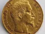 une image montrant un gros plan d'une pièce d'or sur laquelle figure le visage d'un homme