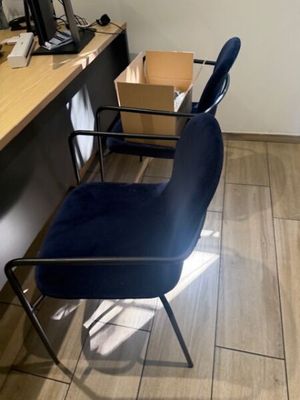 un bureau avec une chaise et un ordinateur dessus