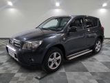 le toyota rav est garé sur un carrelage à carreaux