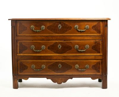 Commode galbée en placage de ronce de noyer et loupe de noye…