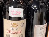 plusieurs bouteilles de vin sont alignées sur une étagère dans un magasin