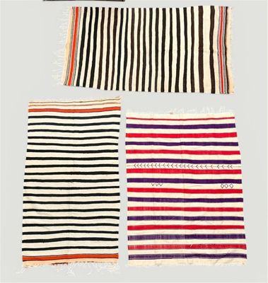 Un lot de (3) kilims rayés divers, laine de mouton.