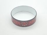 gros plan d'un bracelet sur une surface blanche