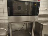 un micro-ondes posé sur un support dans une cuisine