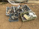 de nombreuses boîtes contenant des objets divers, posées par terre