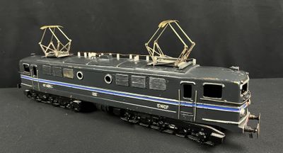 une maquette de train exposée sur une table