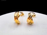 une paire de boucles d'oreilles plaquées or jaune sur un fond blanc