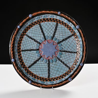 une assiette bleue et marron ornée d'un motif en forme d'étoile