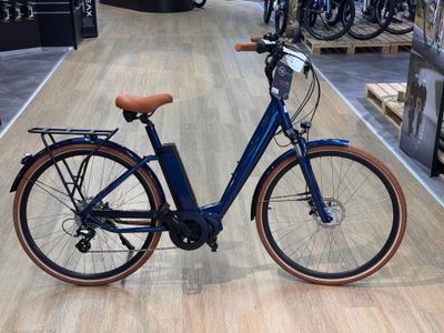 un vélo bleu garé dans un magasin