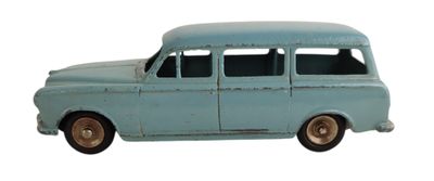 une petite voiture bleue posée sur une surface blanche