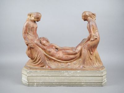 une image représentant une statue d'une femme allongée sur un homme