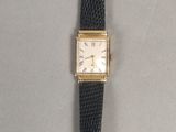 l'image d'une montre-bracelet avec un bracelet en cuir noir