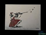une image représentant une femme armée d'un pistolet en train de tirer sur la Lune