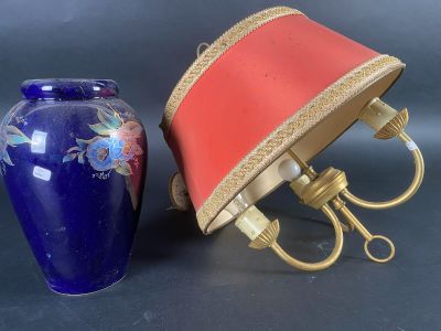 Un lustre à trois bras de lumière et un vase bleu cobalt à d…