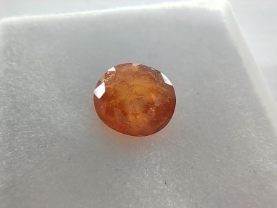 un gros plan d'un losange orange sur une surface blanche
