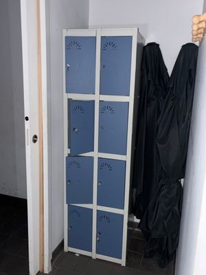 un casier bleu dans un coin d'une pièce