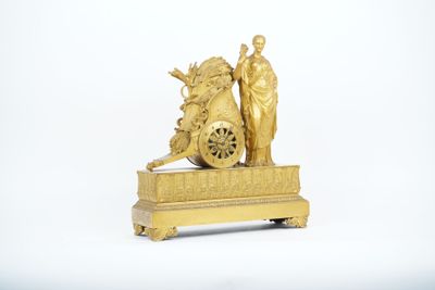 une horloge en or surmontée d'une statue