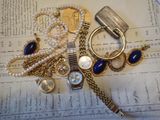 un tas de bijoux posés sur une feuille de papier