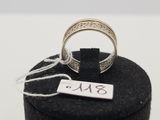 une bague posée sur une boîte noire