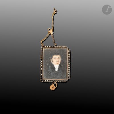 Un portrait ancien représentant un homme en costume noir est suspendu à une chaîne en or.