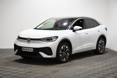 Le SUV Volkswagen blanc est garé dans une pièce dont le sol est en damier.