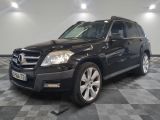 une photo d'un SUV Mercedes noir garé sur un sol à damier