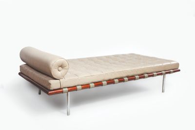 un canapé sur lequel est posé un rouleau de tissu