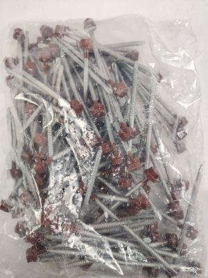 de nombreuses vis dans un sac posé sur la table