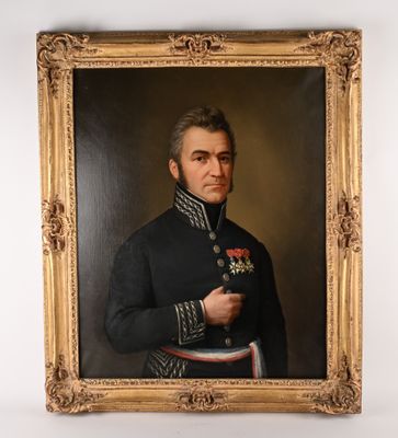 portrait d'un homme en uniforme militaire tenant une médaille