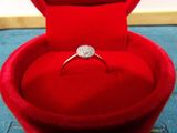 une boîte à bague en velours rouge contenant une bague en diamant