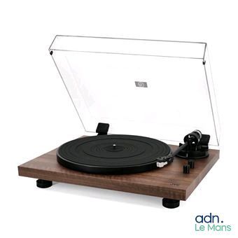 une photo d'un tourne-disque posé sur une table en bois
