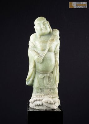 une image représentant une statue d'une personne sur un socle