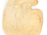 gros plan d'une pièce d'or sur une surface blanche
