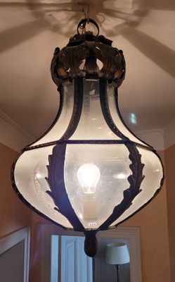 une lampe suspendue au plafond de la pièce