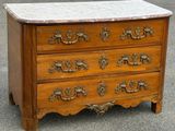 une commode au plateau en marbre, abandonnée dans la rue