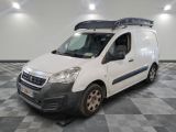 une photo d'une camionnette blanche équipée d'une galerie de toit