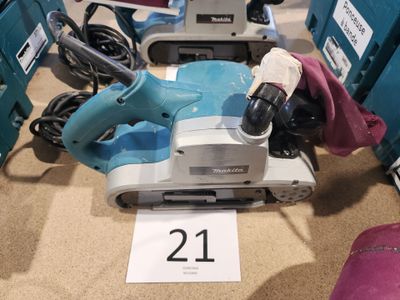 plusieurs aspirateurs exposés dans un magasin