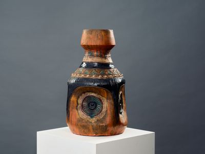 un vase posé sur un socle blanc