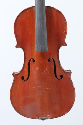 un vieux violon posé sur un chevalet, sur une surface blanche
