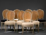 six chaises avec des coussins de dossier en rotin et un coussin noir