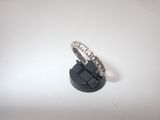 une bague posée sur un socle noir