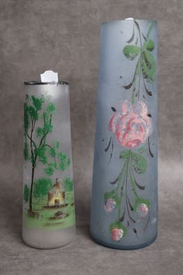 deux vases peints avec des fleurs