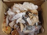 une boîte en carton remplie d'objets hétéroclites sur une table