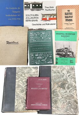plusieurs livres posés ensemble sur une table