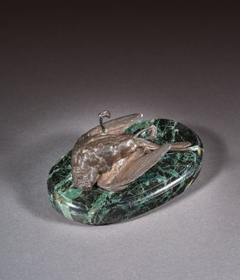 sculpture représentant une grenouille posée sur un socle en marbre vert