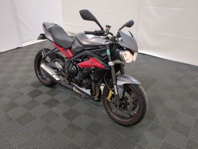une moto rouge et noire garée dans un garage